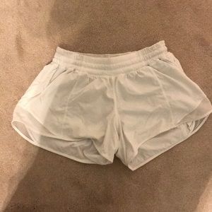 Lululemon white hotty hot shorts size 6, 2.5”
